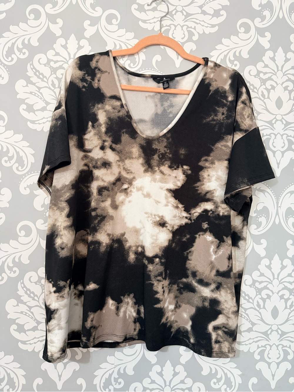 💫4/$25 • Jules & Leopold Tie-Dye V-Neck Short Sleeve Blouse - Black & Taupe